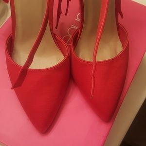 Red heels pump